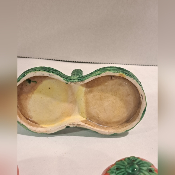 Vintage ceramic salt and pepper shaker set, tomatoes in a green basket. - Picture 7 of 9